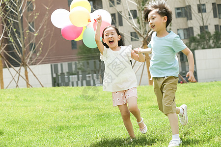 气球幸福东方人快乐儿童在草地上玩耍图片