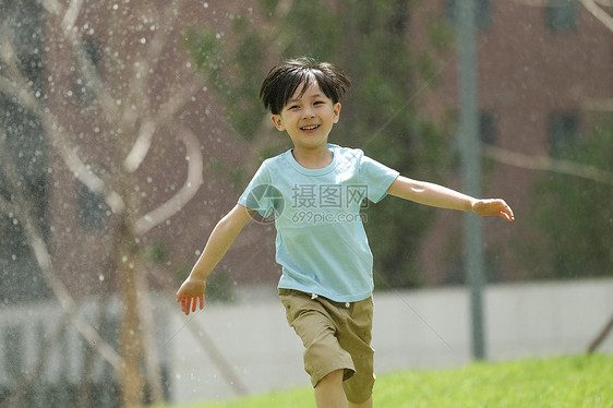 幸福水平构图跑小男孩在户外玩耍图片