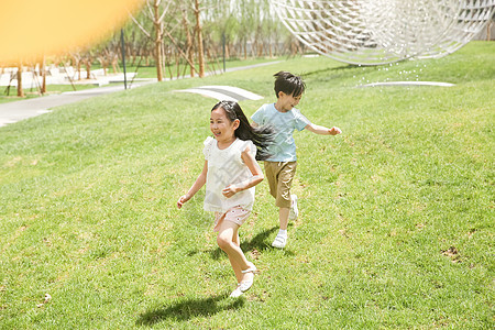 奔跑可爱的彩色图片快乐儿童在草地上玩耍图片