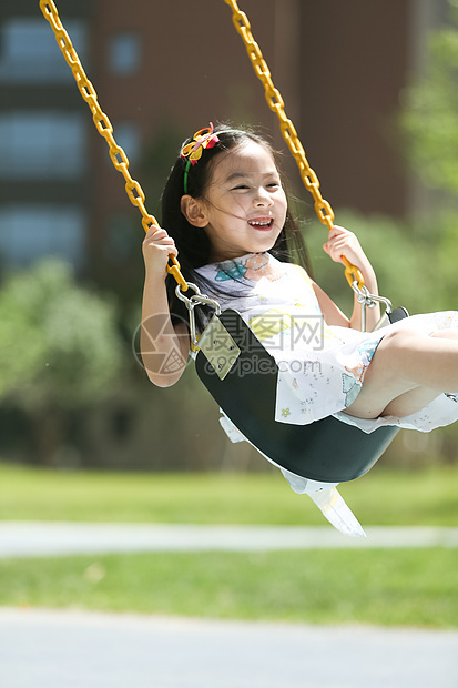 东方人学龄前儿童发饰小女孩在户外玩耍图片