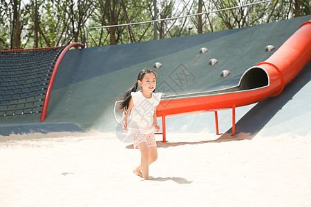 玩沙子海滩游乐场儿童在户外玩耍背景