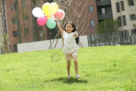 东方人幸福健康生活方式小女孩在户外玩耍图片