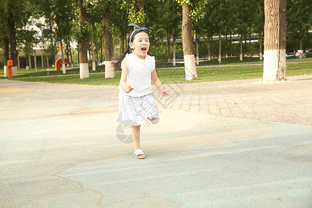 奔跑草地社区小女孩在户外玩耍图片