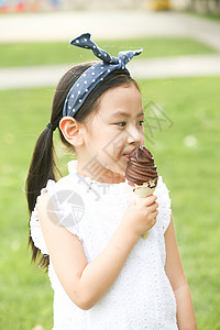 可爱的不看镜头半身像小女孩吃冰淇淋图片