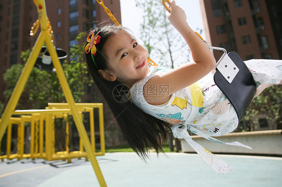 水平构图童年小女孩在户外玩耍图片