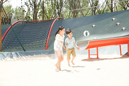 足球白昼学龄前儿童儿童在沙子里踢球图片