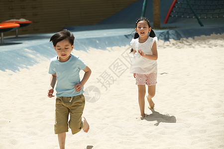 健康生活方式休闲装儿童在沙子里踢球图片