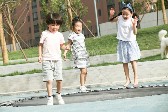 三个人蹦床亚洲人快乐儿童在户外玩耍图片