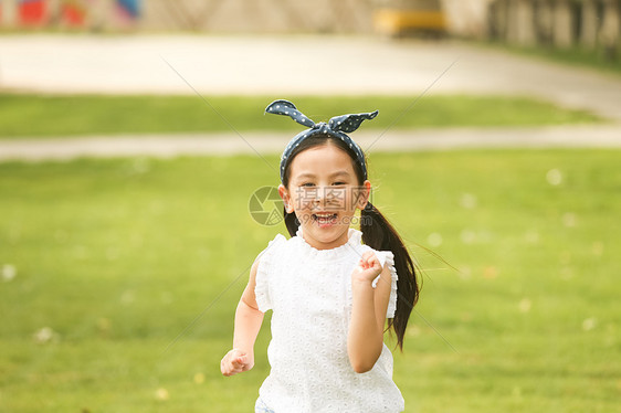 彩色图片休闲活动发饰小女孩在户外玩耍图片