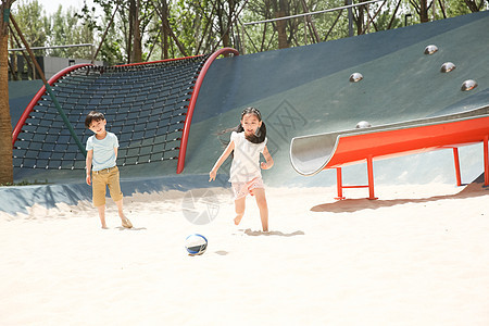伙伴摄影人儿童在沙子里踢球图片