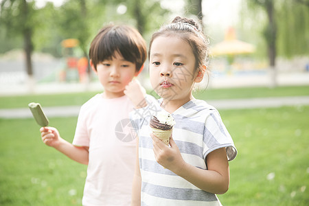 摄影3岁到4岁童年快乐儿童吃冰棍图片