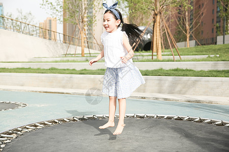 女孩仅儿童快乐儿童在户外玩耍图片