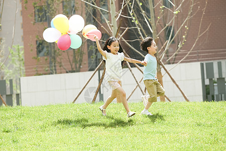 气球两个人户外快乐儿童在草地上玩耍图片