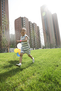 草地摄影气球小女孩在户外玩耍图片