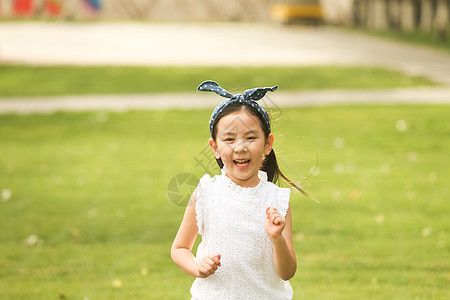 童年奔跑彩色图片小女孩在户外玩耍图片