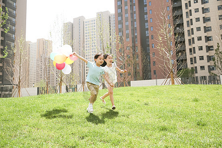 气球5到6岁休闲装快乐儿童在草地上玩耍图片