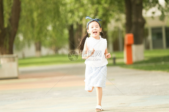 草地绿色儿童小女孩在户外玩耍图片