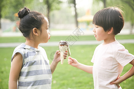 休闲活动仅儿童彩色图片快乐儿童吃冰棍图片