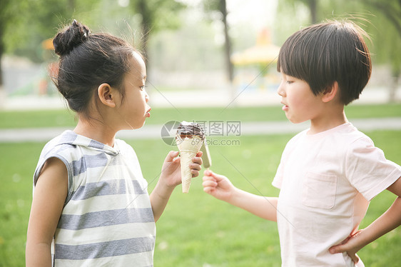 休闲活动仅儿童彩色图片快乐儿童吃冰棍图片