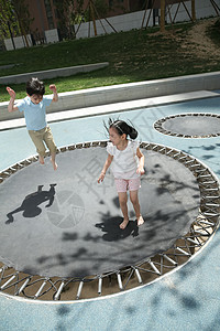 垂直构图可爱的游乐场快乐儿童在户外玩耍图片