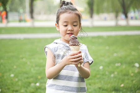 小女孩吃冰淇淋图片
