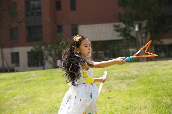 绿色快乐学龄前儿童小女孩在户外玩耍图片