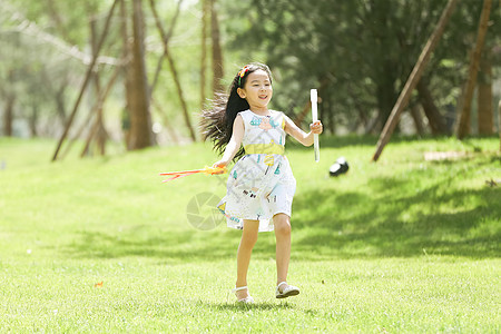 快乐白昼裙子小女孩在户外玩耍图片