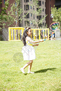 公园健康生活方式休闲活动小女孩在户外玩耍图片