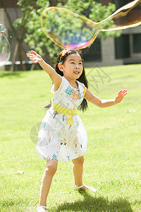 摄影彩色图片快乐小女孩在户外玩耍图片