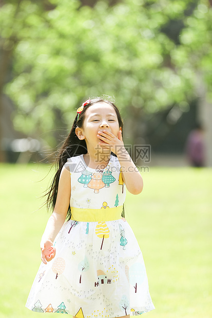 彩色图片发饰3岁到4岁小女孩在户外玩耍图片