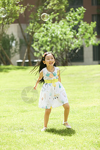 白昼健康生活方式快乐小女孩在户外玩耍图片