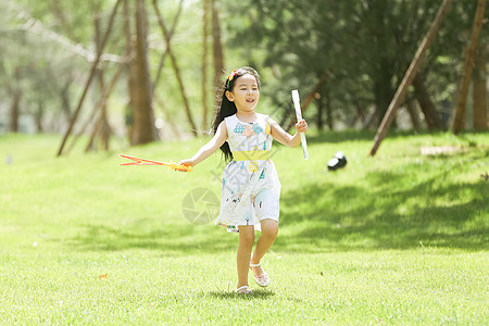 幸福健康生活方式亚洲人小女孩在户外玩耍图片