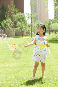 绿色儿童小女孩在户外玩耍图片