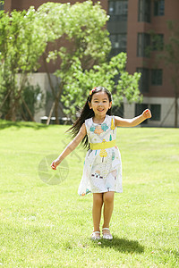 幸福亚洲人人小女孩在户外玩耍图片