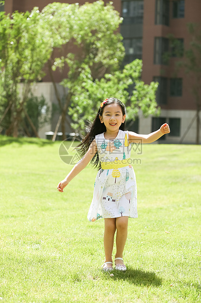 幸福亚洲人人小女孩在户外玩耍图片