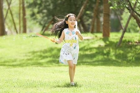 人水平构图幸福小女孩在户外玩耍图片