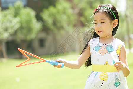 休闲装高兴裙子小女孩在户外玩耍图片