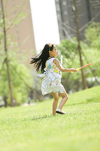 摄影休闲装公园小女孩在户外玩耍图片