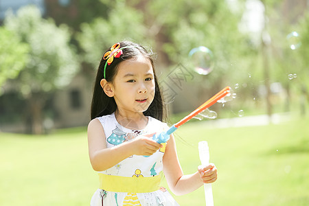 户外活动白昼裙子小女孩在户外玩耍图片