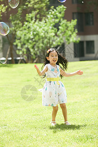 幸福儿童休闲装小女孩在户外玩耍图片