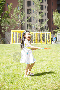 幸福草地社区小女孩在户外玩耍图片