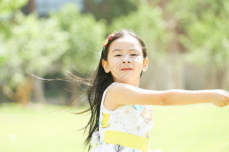 白昼彩色图片童年小女孩在户外玩耍图片