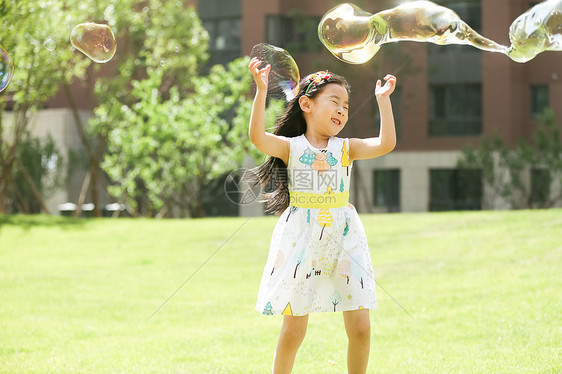 童年可爱的休闲活动小女孩在户外玩耍图片