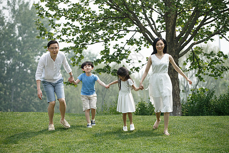 幸福5到6岁绿色快乐家庭在草地上奔跑图片
