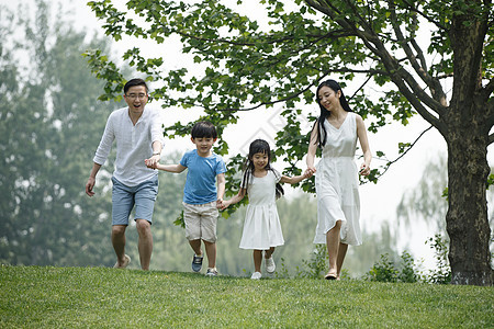 水平构图25岁到29岁女人快乐家庭在草地上奔跑图片