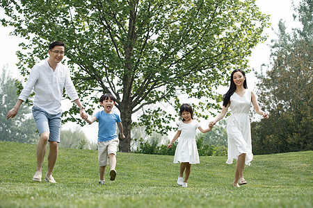 女人放松人快乐家庭在草地上奔跑图片