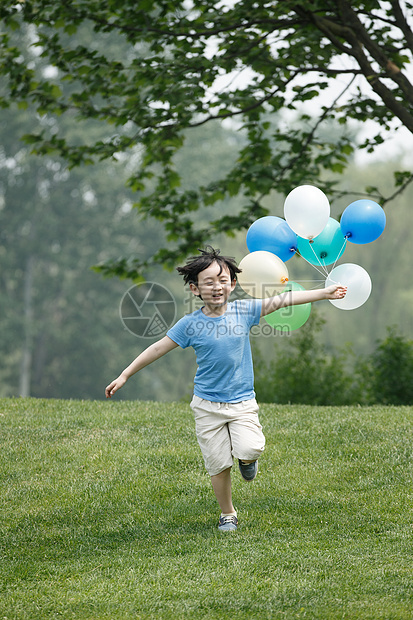 愉悦健康生活方式放松小男孩在户外玩耍图片