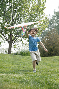 动态动作高兴的5到6岁小男孩放风筝图片素材