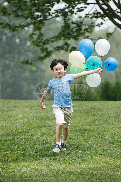 东方人动作白昼小男孩在户外玩耍图片