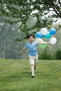 气球绿色欢乐小男孩在户外玩耍图片